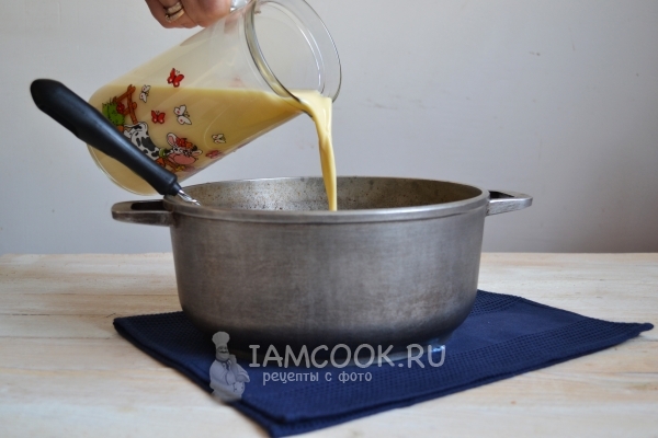 Влить молоко и молозиво