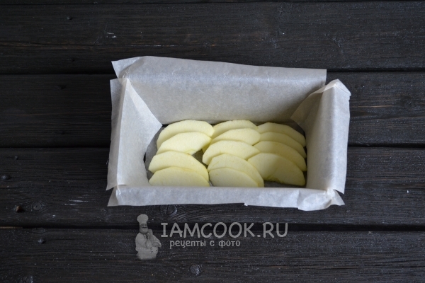 Положить в форму дольки яблок