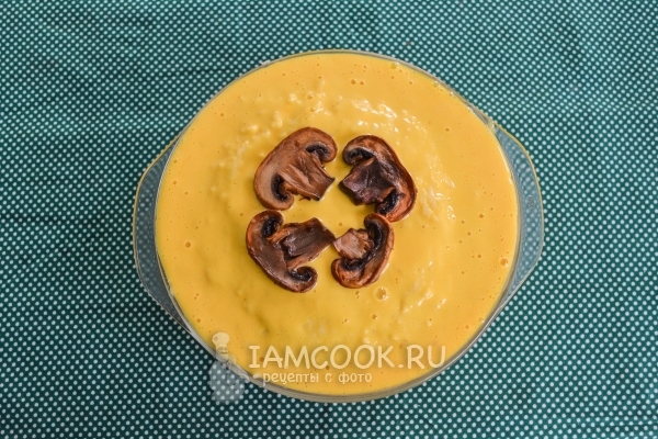 Залить запеканку яичной смесью