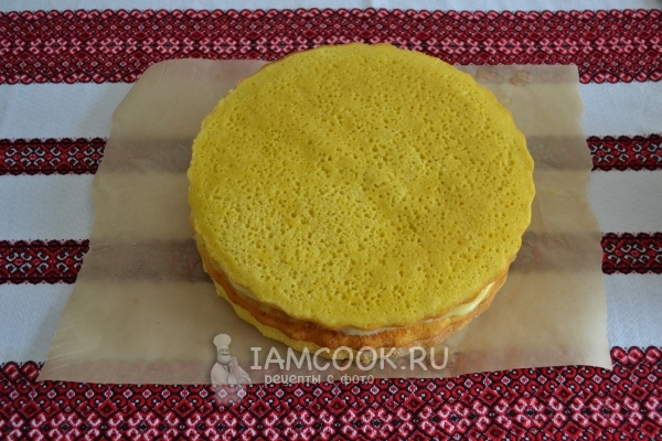 Смазать коржи кремом