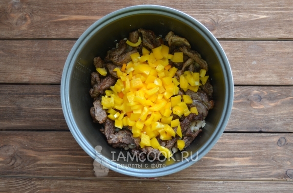 Соединить фасоль, перец и баранину
