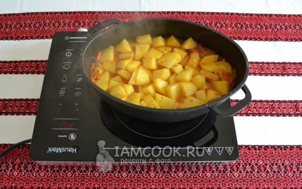 Потушить мясо с картофелем