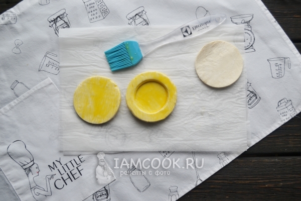 Смазать кружки из теста яйцом