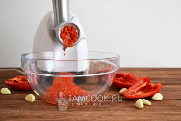 Перекрутить перец и чеснок на мясорубке