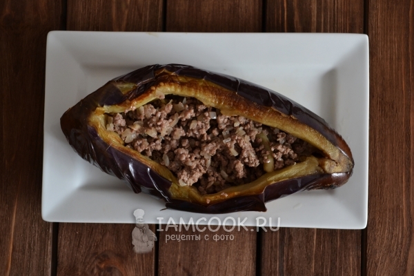 Выложить в баклажан фарш