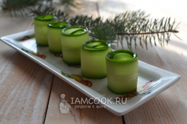 Скрутить огурец в ролл