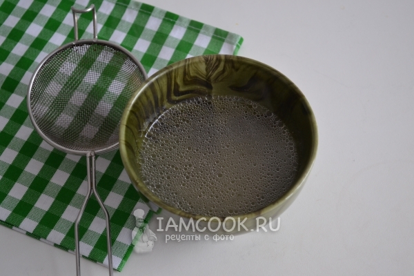 Процедить бульон