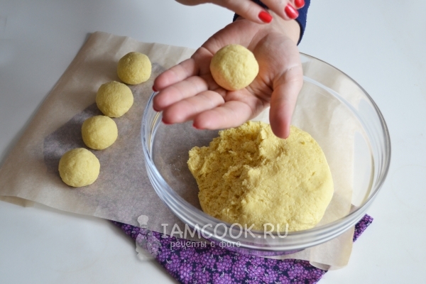 Скатать из теста шарики