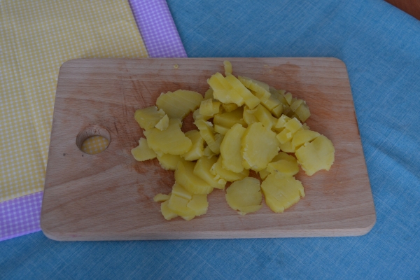 Порезать сваренный картофель