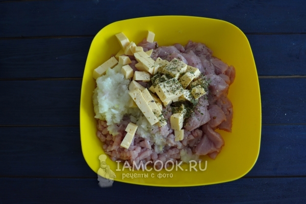 Всыпать соль и специи