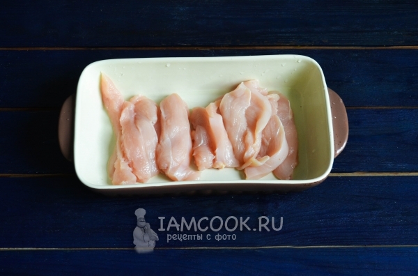 Положить мясо в форму