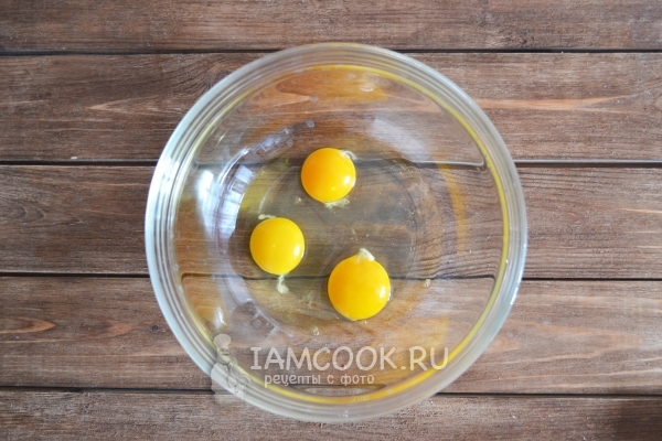 Вбить в миску яйца