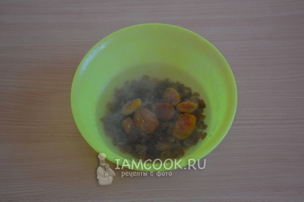 Залить изюм и курагу кипятком