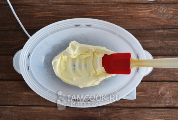 Положить в пароварку масло