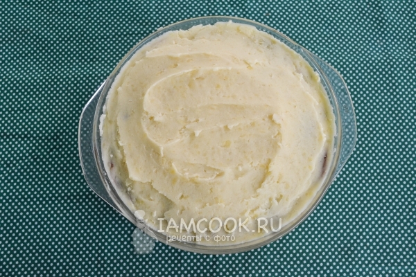 Выложить слой картофеля