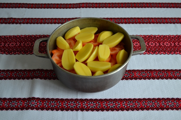 Положить помидоры и картофель