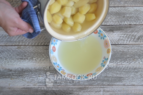 Слить с картофеля воду