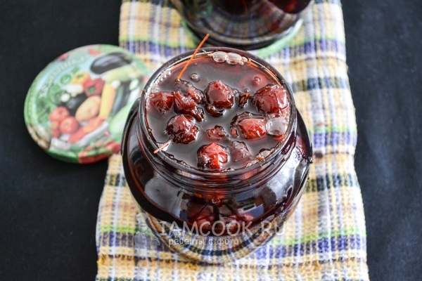 Разложить варенье по банкам