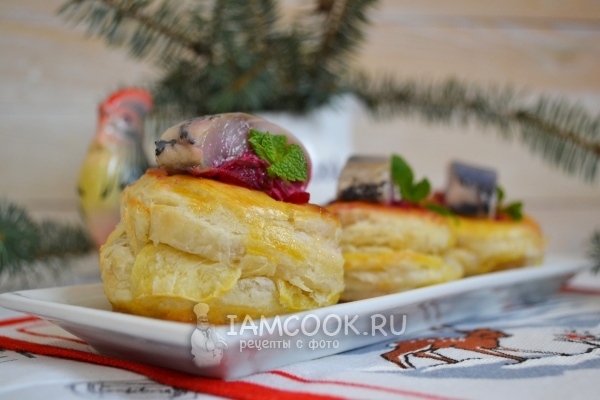 Готовые волованы со свеклой и сельдью