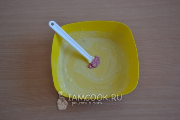 Соединить опару с яично-масляной смесью