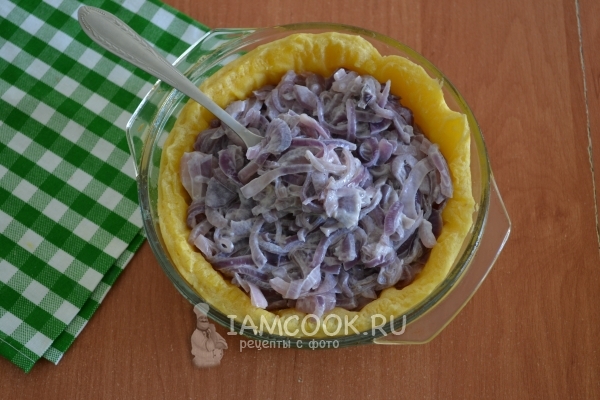 Выложить на корж начинку