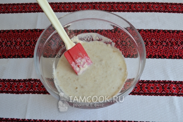 Размешать кефир с дрожжами, сахаром и мукой
