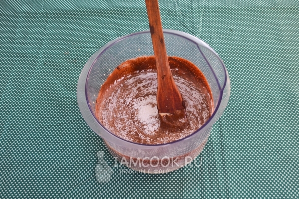 Размешать желтки с шоколадной массой