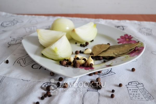 Подготовить специи, лук и чеснок