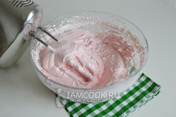 Взбить желатин с яблочным пюре