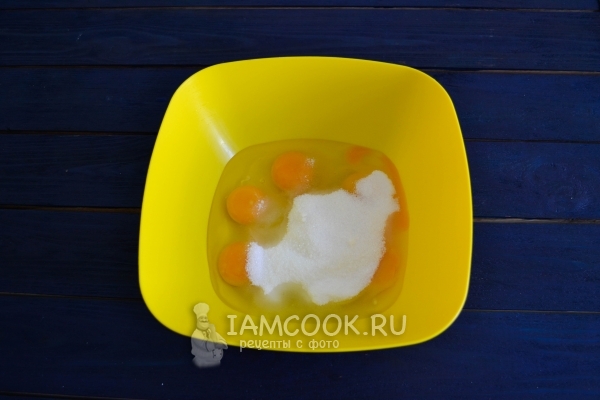 Соединить яйца с сахаром