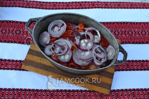 Положить перец и лук