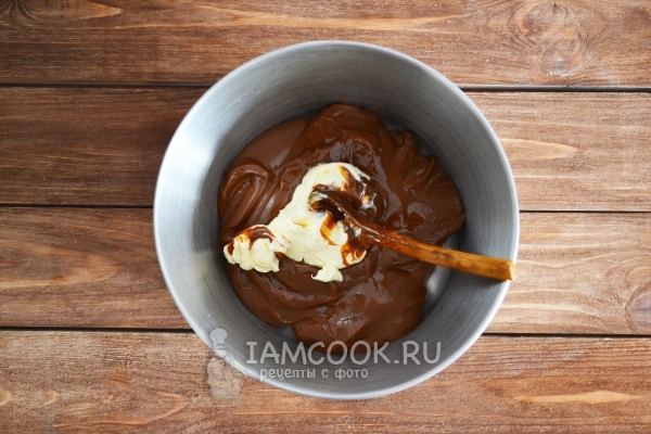 Соединить сгущенку с маслом