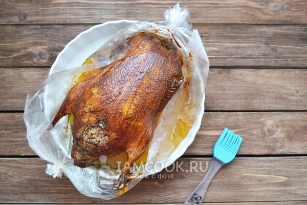 Смазать утку соусом