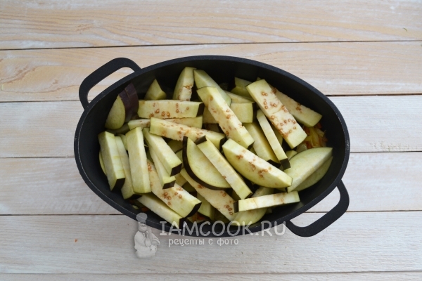 Выложить баклажаны в казан