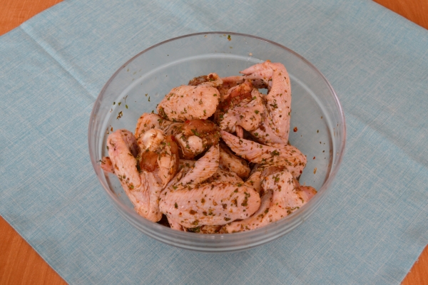 Замариновать куриные крылышки