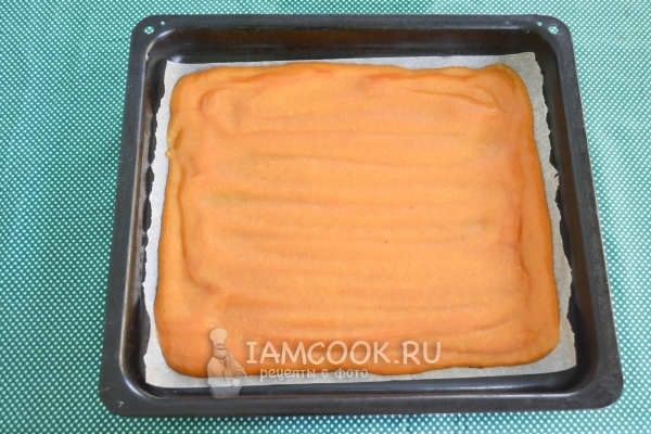 Выложить абрикосовую массу на пергамент