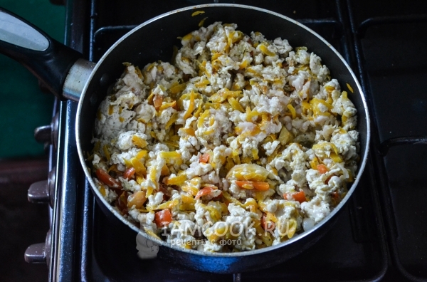 Обжарить фарш с овощами