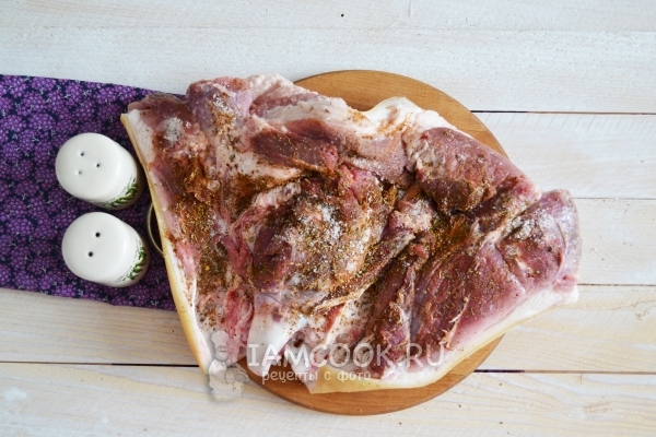 Насыпали специи на рульку