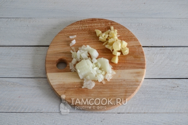 Порезать лук и чеснок