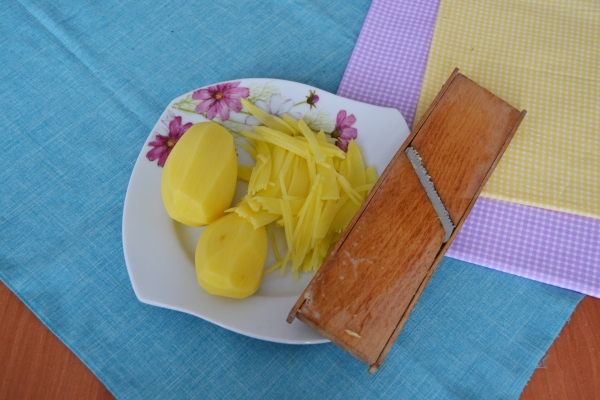 Натереть картофель