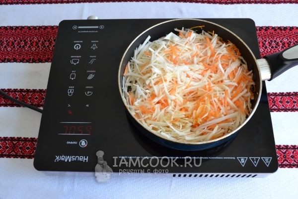 Положить морковь и капусту на сковороду