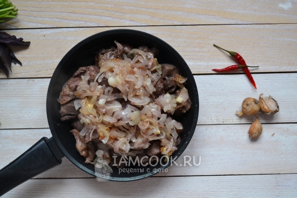 Соединить лук и субпродукты