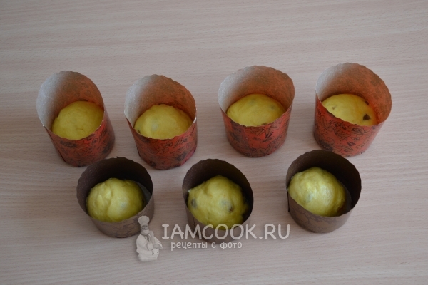 Положить тесто в формочки