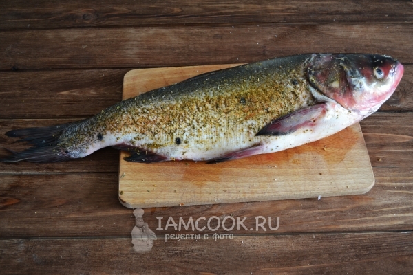 Натереть рыбу солью и специями