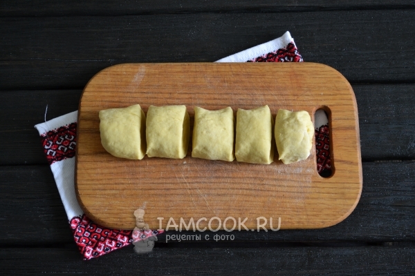 Порезать тесто на кусочки