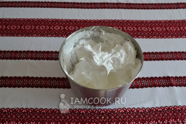 Взбить заварной белковый крем