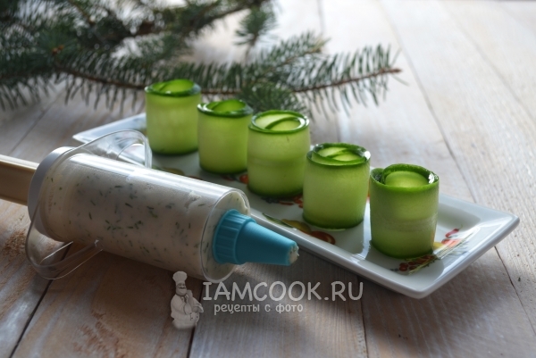 Выложить начинку в огуречный ролл