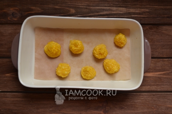 Выложить тесто кондитерским шприцем