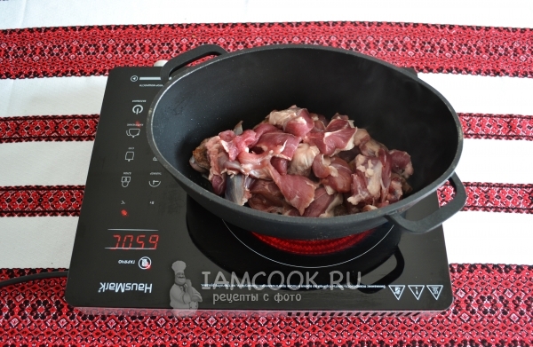 Положить мясо в казан