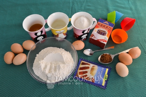 Ингредиенты для шоколадных кексов в силиконовых формочках